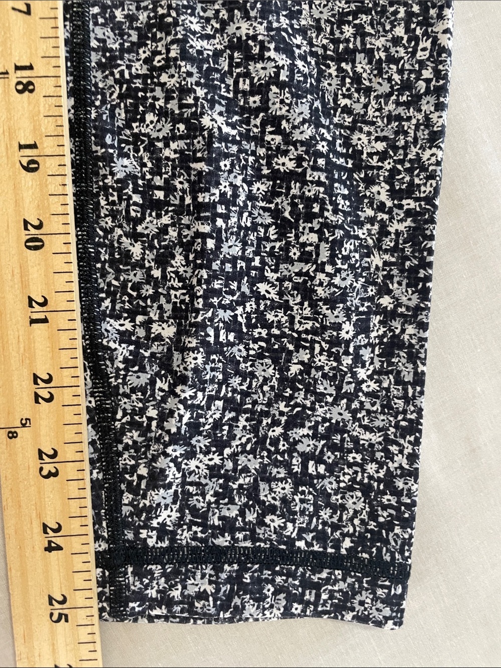 lululemon athletica Black & Grey Speckled Leggings. Size 10 - Picture 6 of 6